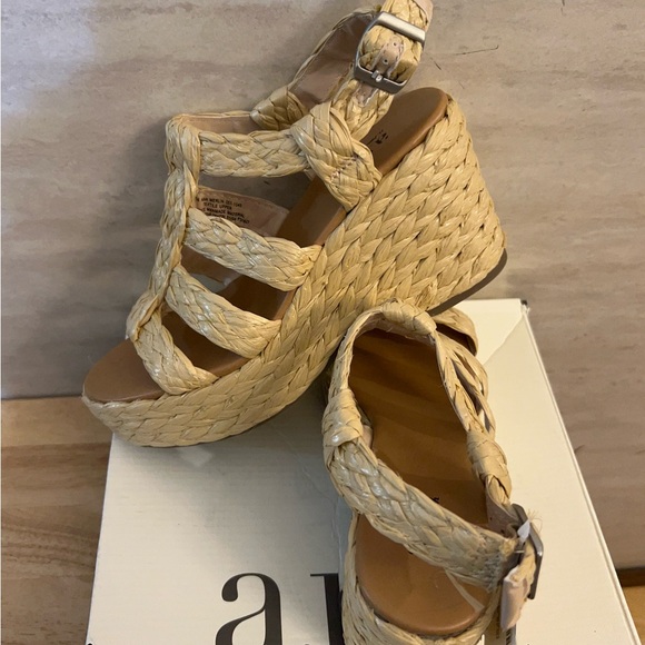 NIB-With Tags A.N.A. Merlin wedge sandals with a natural raffia upper - Picture 3 of 10
